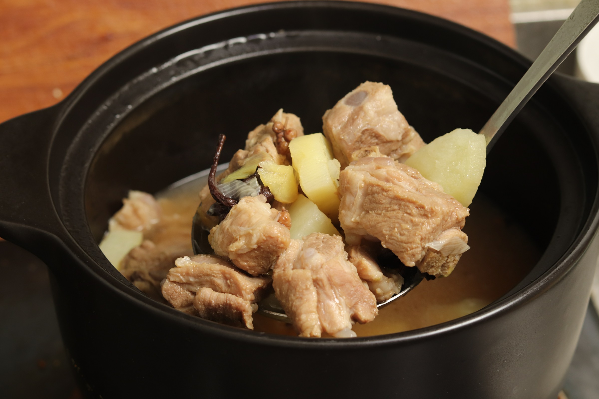 炖排骨前千万别焯水教你正确做法,炖排骨之前要不要先炒一下