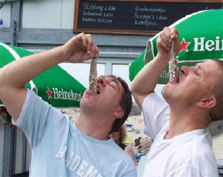 荷兰美女街头卖糖果,荷兰街头美女吃糖