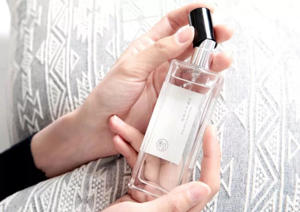 女士喷香水的正确方法图解大全,女性喷香水技巧图