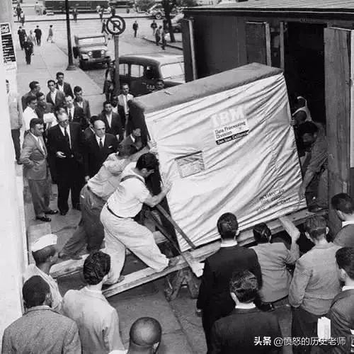 珍贵老照片:穿西装的希特勒、下跪的清政府、原*弹子**爆炸的场面