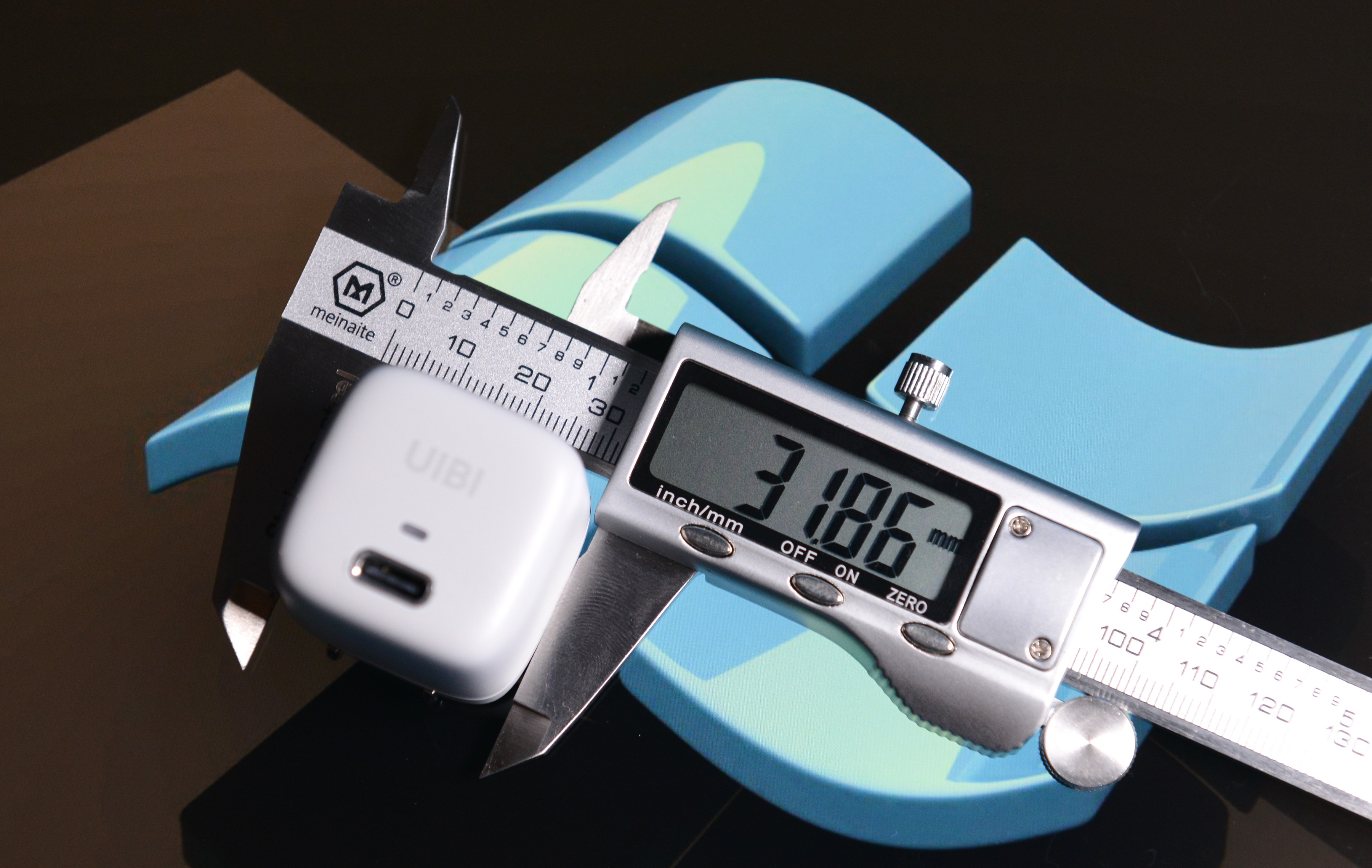 视觉清凉、温婉圆润的“小冰块”——UIBI柚比迷你快速充电器