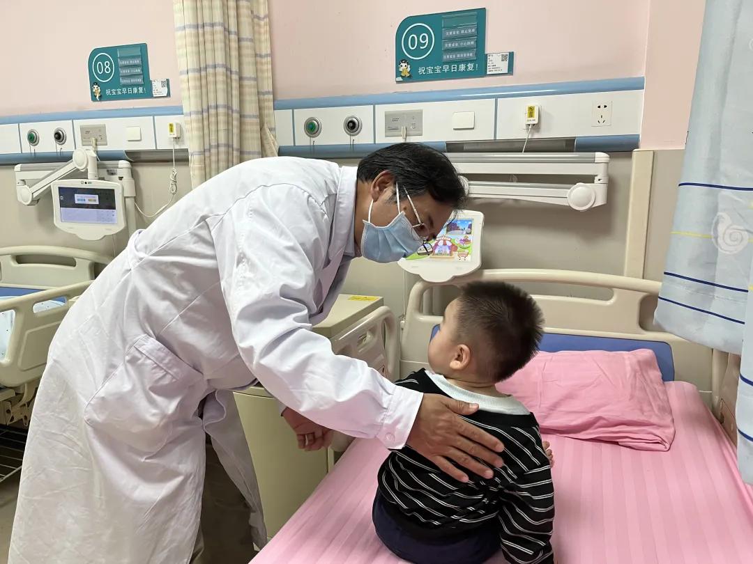 孩子两岁半被诊断重度自闭症,一两岁的小孩得自闭症前兆