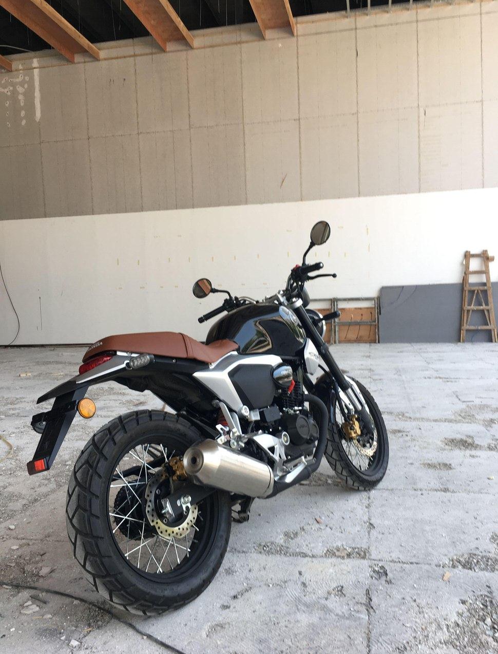 同事买了一辆日系车,同事买的摩托车