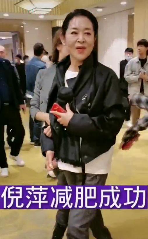 61岁倪萍暴瘦！走路踉跄获朱迅搀扶，身体状态惹网友担忧