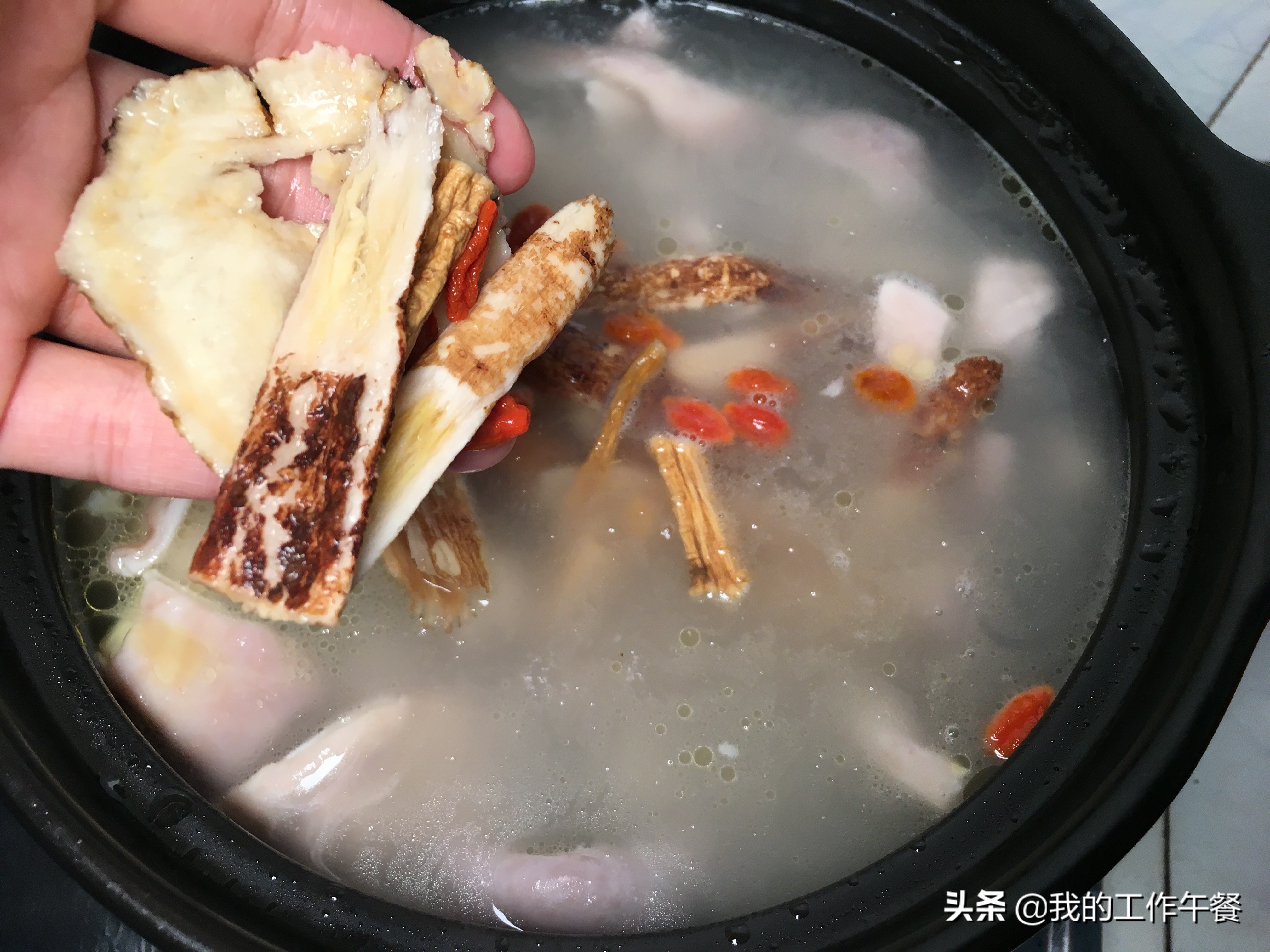 冬天来碗猪肚鸡汤暖身又养胃,秋季如何煲猪肚鸡汤好喝