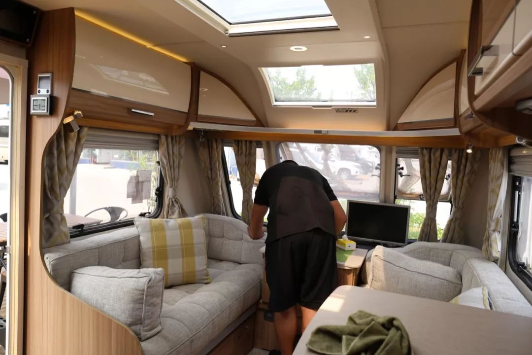 拥有一台拖挂房车有多好 (第一次开一个拖挂房车)