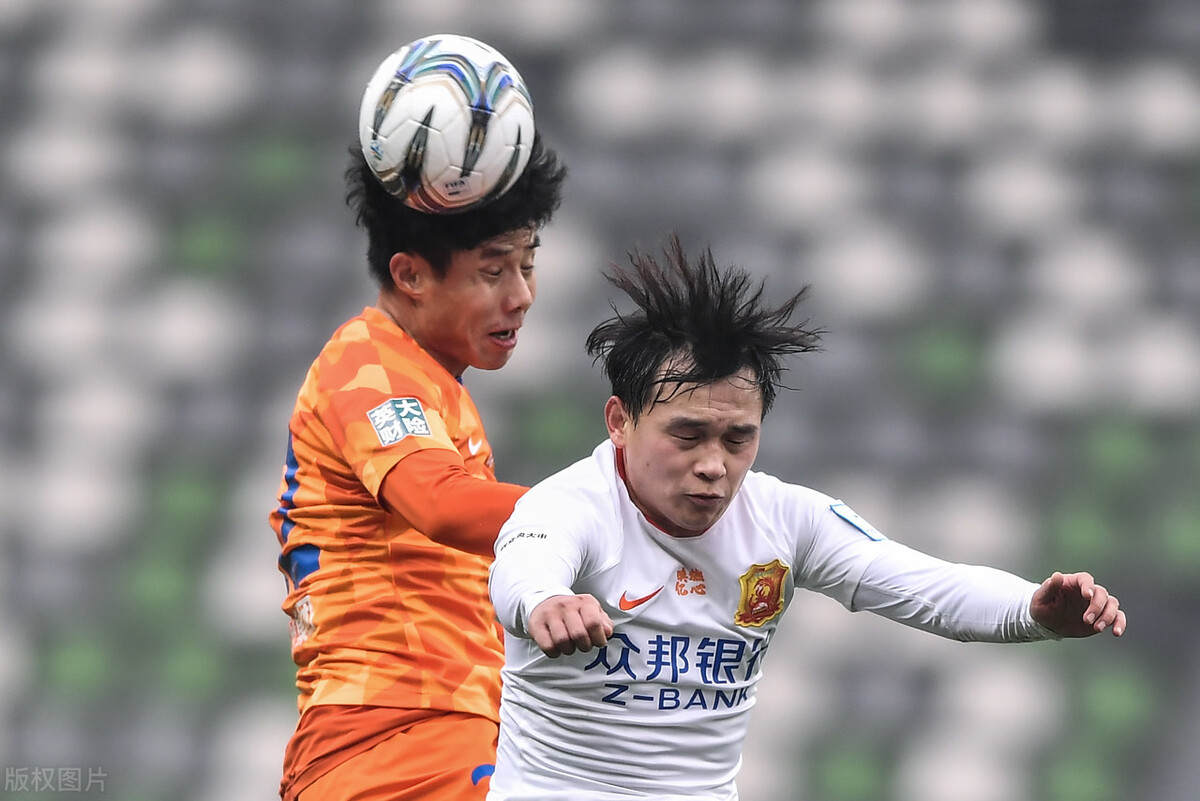 官宣!武汉队与效力9年功勋飞翼完成续约,左路短板靠他支撑了