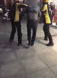 贵州美团小哥帮送酒打翻客户要5倍赔偿,我国易碎运输行业的辛酸