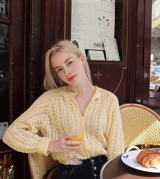 40岁穿针织半裙秋冬搭配,针织开衫搭配半身裙时髦更显气质