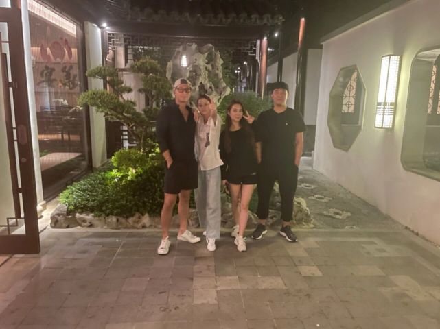 何超莲窦骁牵手完整版,何超莲晒与窦骁甜蜜合照