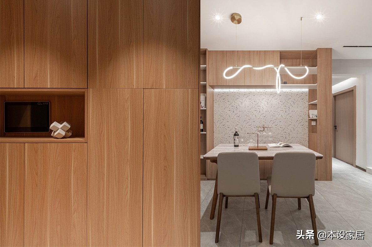 入户门正对客厅处放电视还是沙发,入户门正对客厅和阳台户型效果图