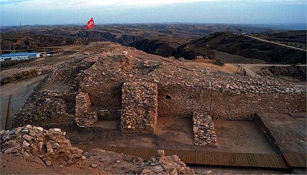 兵马俑是糊在真人上烧制的,秦兵马俑真是用活人烧制的吗