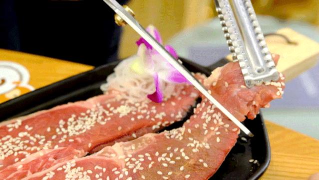 东莞首家火锅+烤肉一体涮就在万江家汇城，几百人排队等着吃