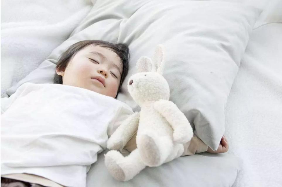 宝宝喜欢趴着睡要干涉吗,宝宝趴着睡对身体有影响大吗