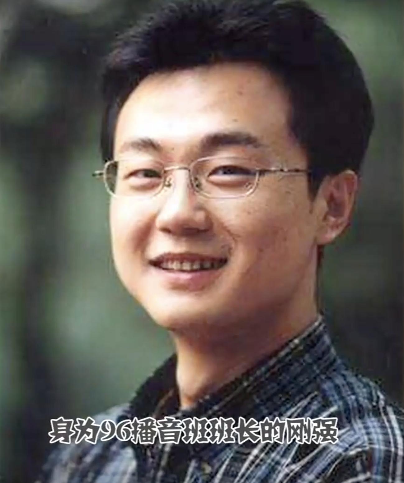 月亮姐姐李梓萌刚强春妮合照,春妮月亮姐姐李梓萌刚强同台