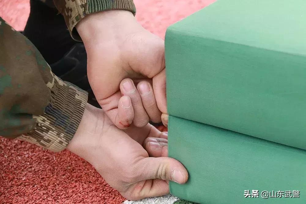 四折军被叠法小技巧,四折军被的叠法图