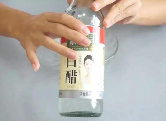 鞋子白胶发黄怎么清洗,鞋子脏了别担心教你一招轻松洗净