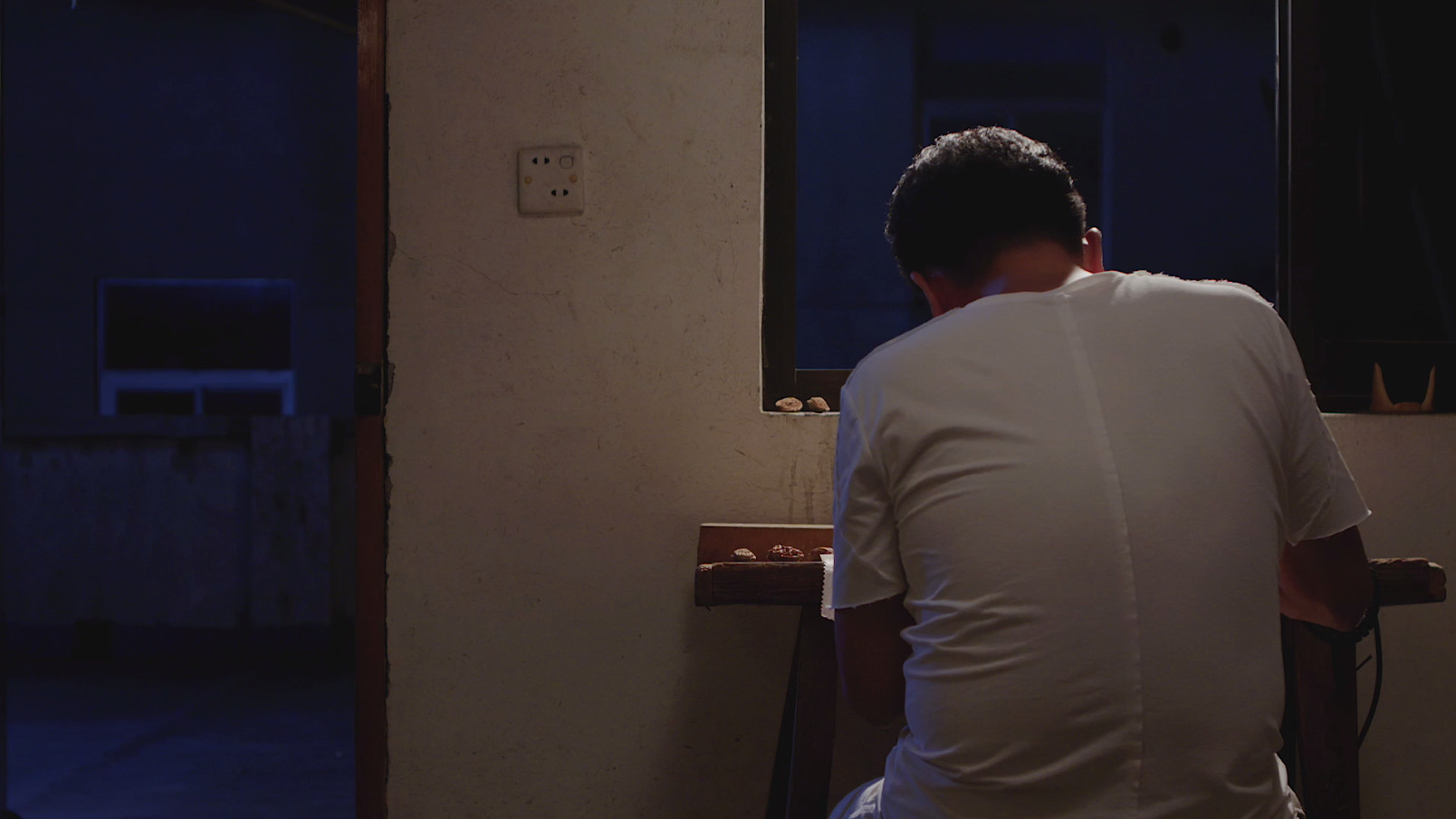 小小一个桃核，他把玩了十年，刻出了自己的“写意核雕”