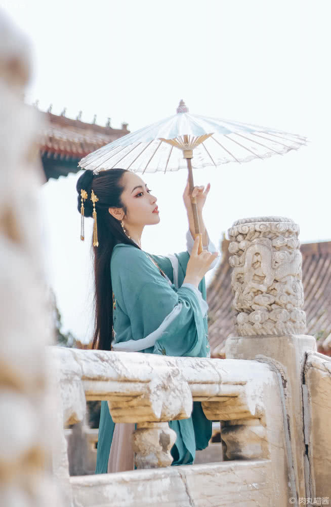 故宫拍宫廷写真照,故宫里拍照的女人