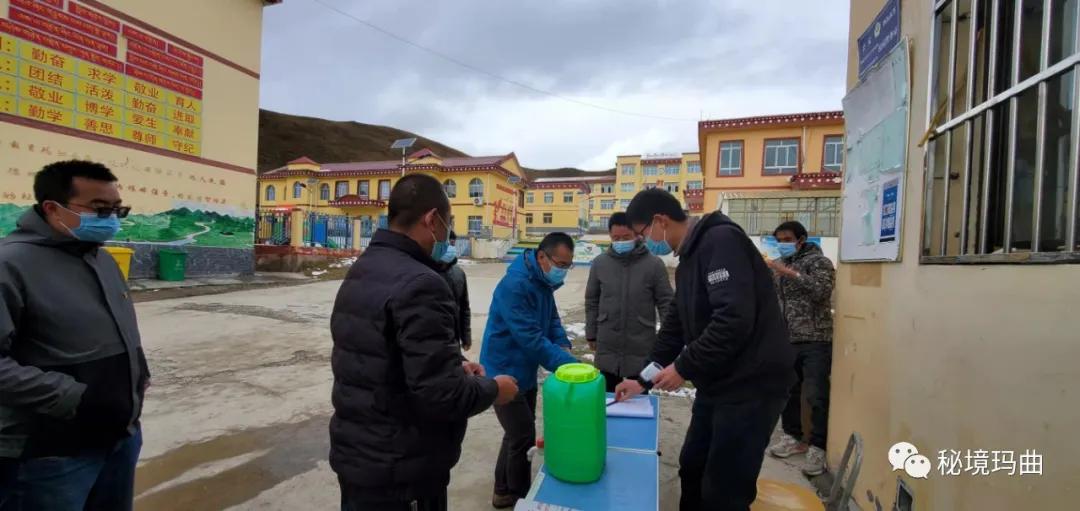 众志成城战疫情坚守岗位保平安,众志成城抗疫情慰问社区暖人心