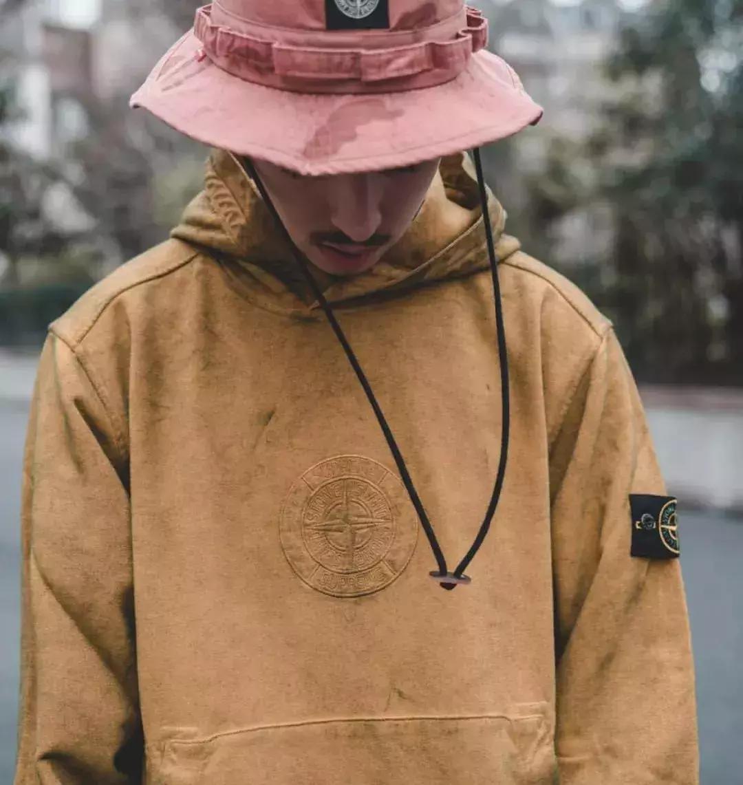 旧风格服装,穿上一件风格不同于以往的衣服