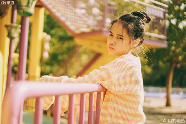 游乐园旋转木马氛围照片,游乐园拍出元气满满的写真照片