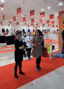 搞笑GIF：看来姑娘就是喜欢不平凡啊