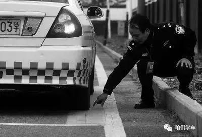 靠边停车判断车轮位置技巧,新手靠边停车怎样判断与后车距离