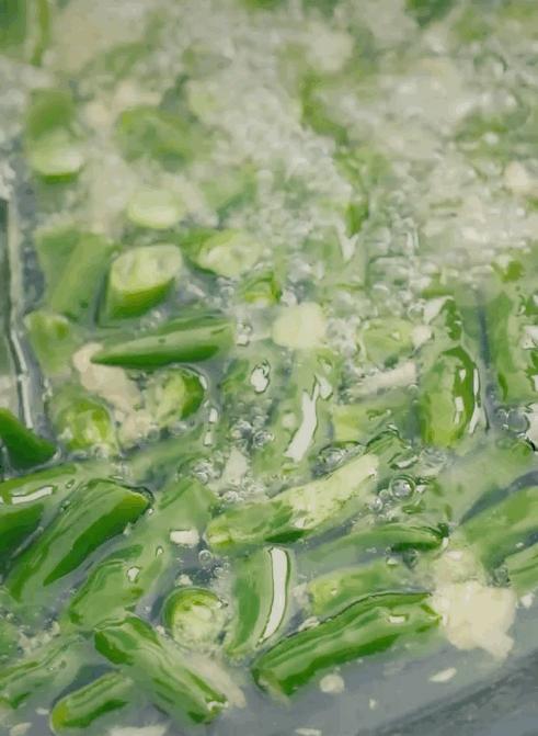 巴到喉咙里的那颗青花椒，勾起好多吃鱼人的回忆！