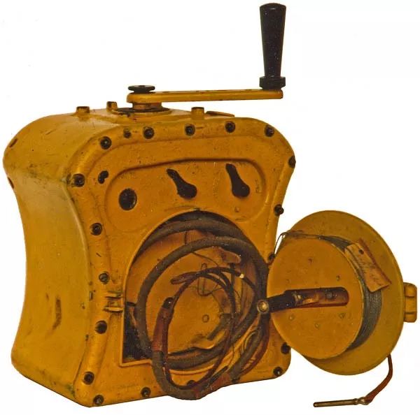 隐藏在海上船只不起眼角落的小黄盒，细数能救命的长波和短波电台