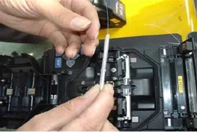 光纤熔接一天能熔多少,接续盒的光纤熔接视频