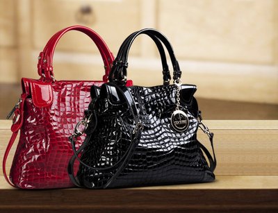 女子不识货，拿10万Hermes嫌不好看，换50块皮包