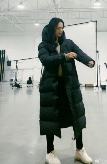 中戏羽绒服新旧版对比,中戏羽绒服和上戏羽绒服哪个好