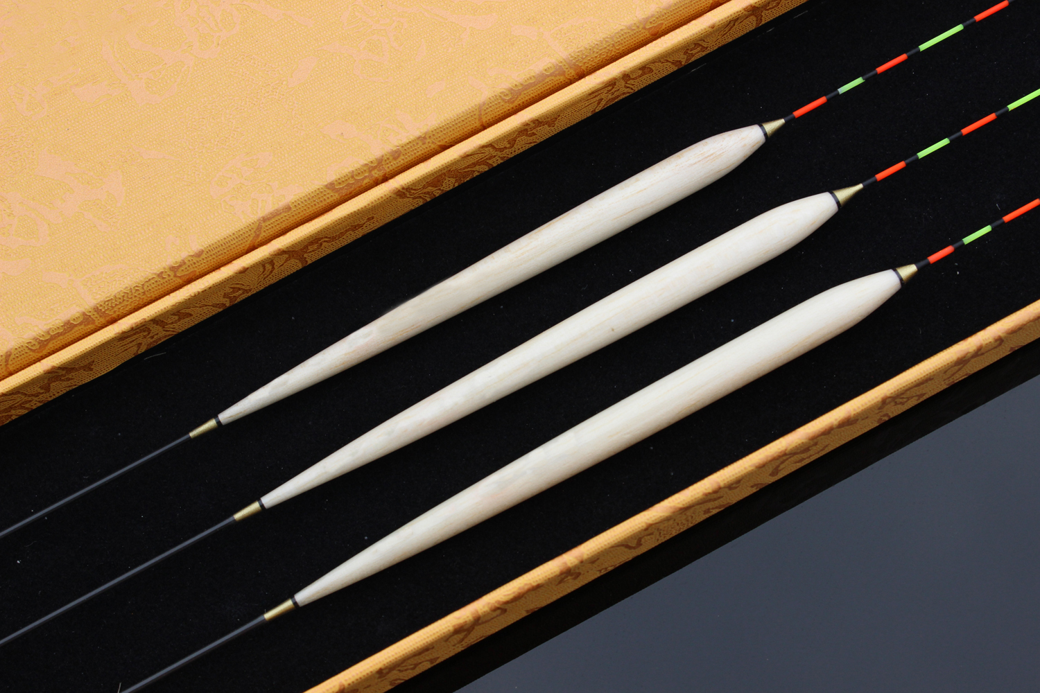 芦苇浮漂和纳米浮漂哪个钓鲢鳙好,纳米浮漂和芦苇浮漂钓黑坑的区别