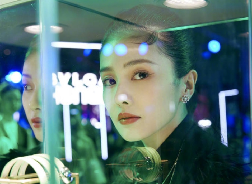 好喜欢白鹿的发际线，毛茸茸的感觉，比颜值更优秀