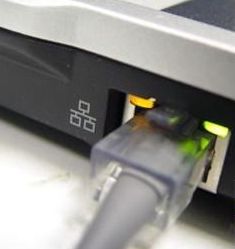 交换机指示灯一闪一闪怎么回事,交换机网口两个指示灯一绿一黄