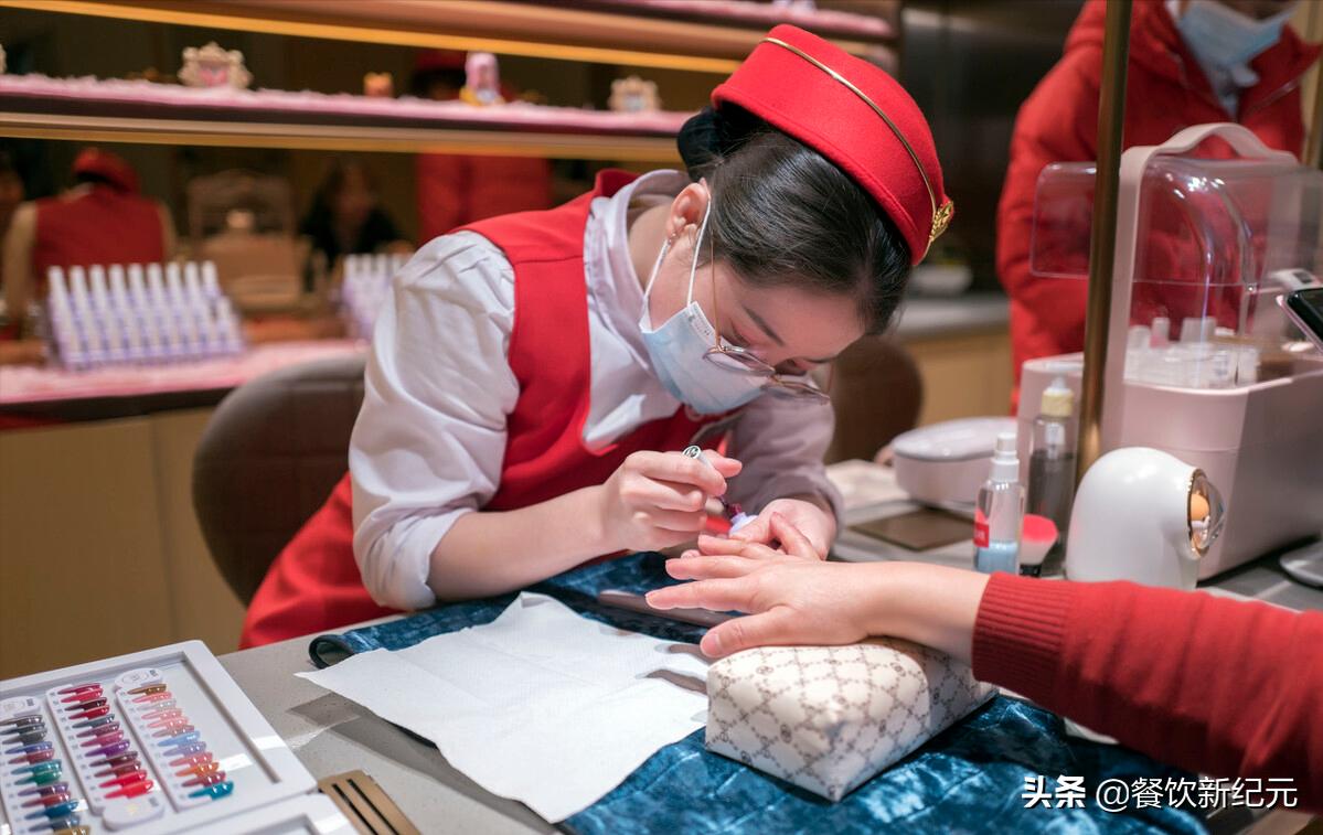 在海底捞当服务员好做吗,刚入职海底捞服务员待遇