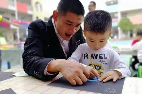 为啥中国孩子“多叛逆”？养育孩子的过程，父母多缺乏“读懂感”