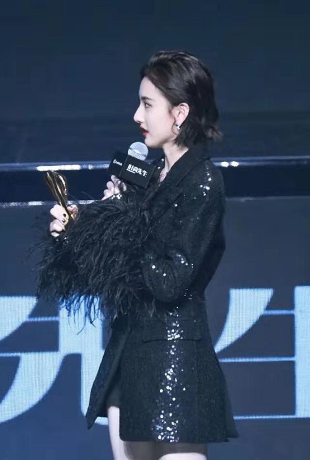 宋祖儿阿童木卫衣品牌,宋祖儿穿羊羔绒外套搭配图片