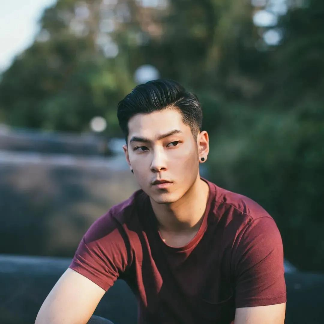 拍照姿势大全男生对镜子超清,男生在花海怎么拍照姿势好看