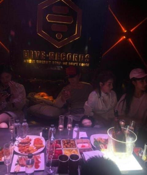 王思聪逛夜店消费30万,*牙虎**神豪包场花45万,但校长赢在格局?