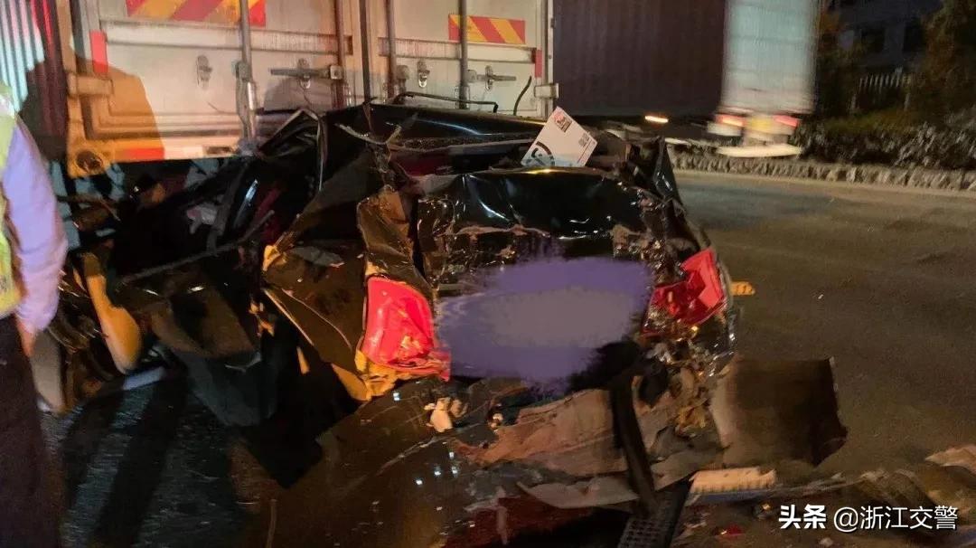 小车夹心饼干事件后续,小车弯道超车被大车撞成夹心饼