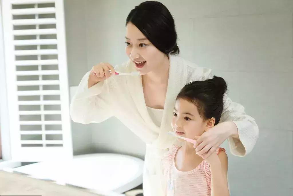 手脚干燥裂口教你一招,治手足裂口的药膏