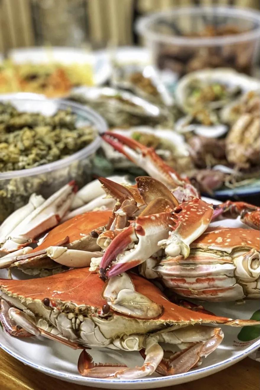 青岛即可以看海还能吃海鲜的地方,去青岛吃好海鲜看大海心情自然好