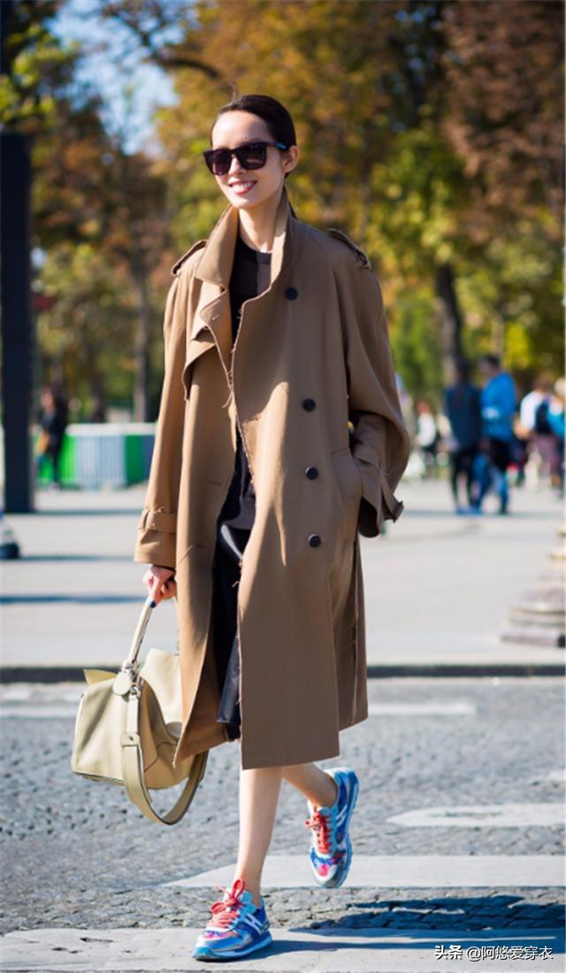 中长款风衣穿搭什么鞋,今年流行风衣运动鞋