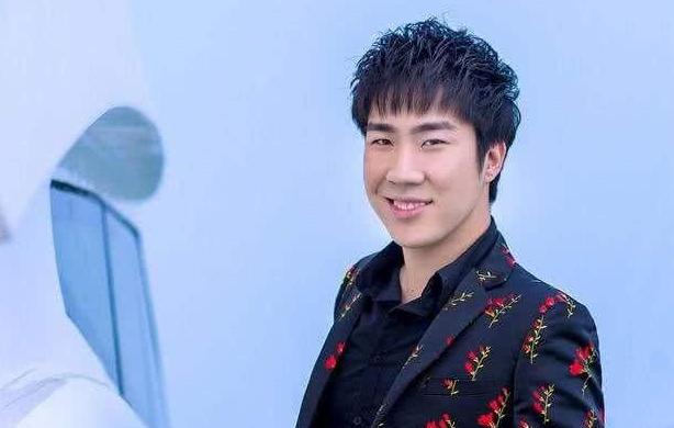 骚男被小姐姐吐槽直男本直,骚男说了这两个词后,小姐姐秒认错