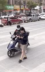 网上买的连衣裙到货了，店家连夜打电话跪求删除好评照片太尴尬了