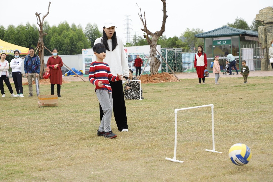 东莞东城莞师附小2022届604班,莞师附小学生踢球