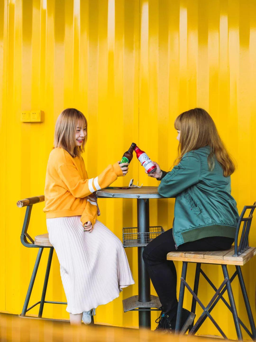 13000㎡运动餐厅，包足球场，打卡网红玻璃屋，集装箱，涂鸦楼梯