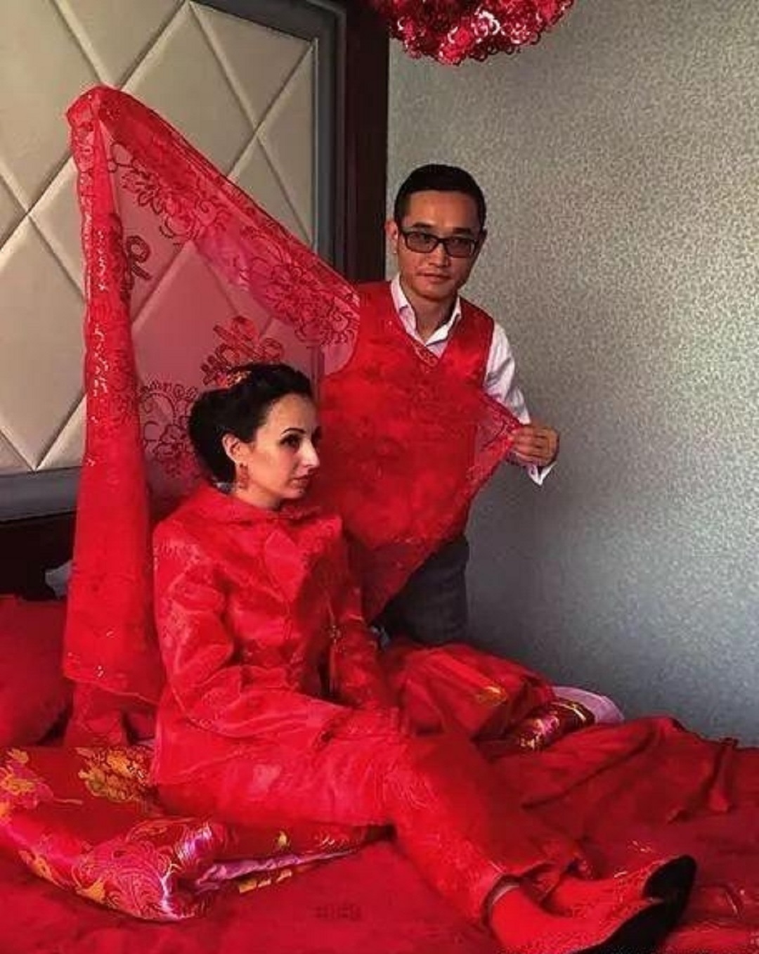 哈萨克斯坦美女爱上中国小伙,在恋爱中抓住跨国商机,他们赚大了